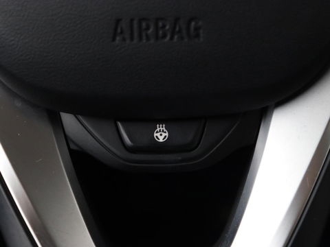 BMW 3-serie 330e Sport Line | Stoel & stuurverwarming | Adaptive cruise | Sportstoelen | Trekhaak | Carplay | Sfeerverlichting | Half leder | Navigatie | Full LED