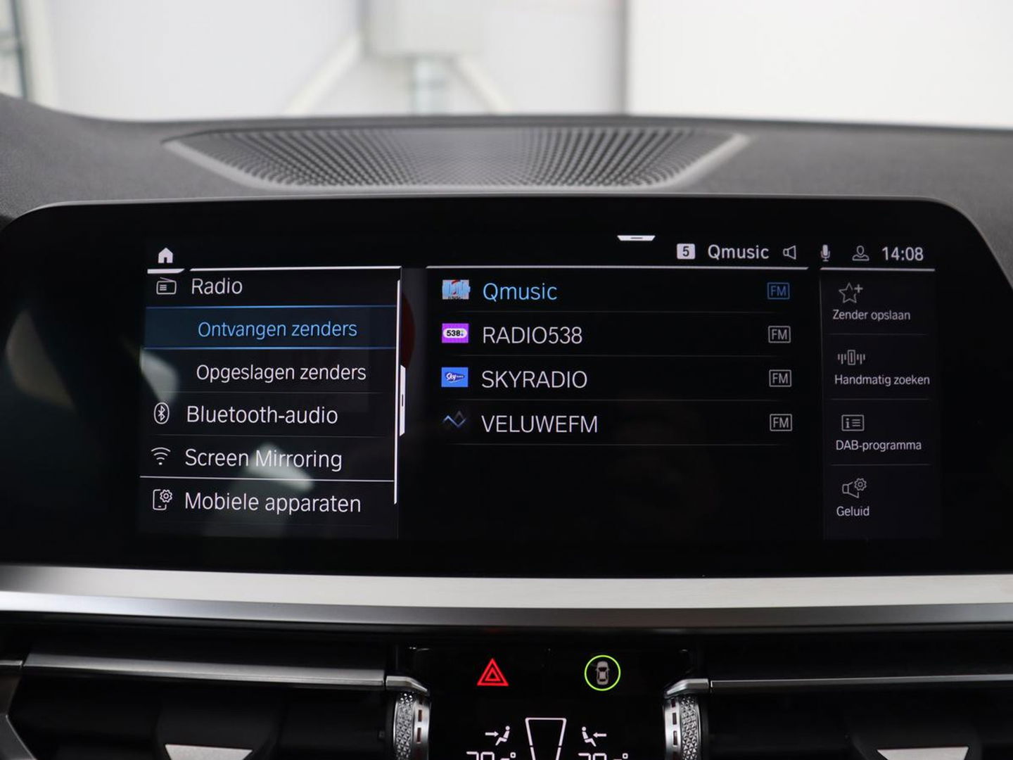 BMW 3-serie 330e Sport Line | Stoel & stuurverwarming | Adaptive cruise | Sportstoelen | Trekhaak | Carplay | Sfeerverlichting | Half leder | Navigatie | Full LED