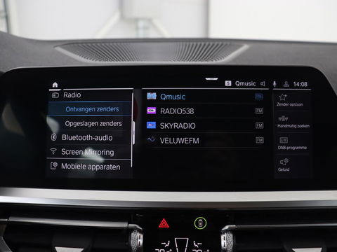 BMW 3-serie 330e Sport Line | Stoel & stuurverwarming | Adaptive cruise | Sportstoelen | Trekhaak | Carplay | Sfeerverlichting | Half leder | Navigatie | Full LED