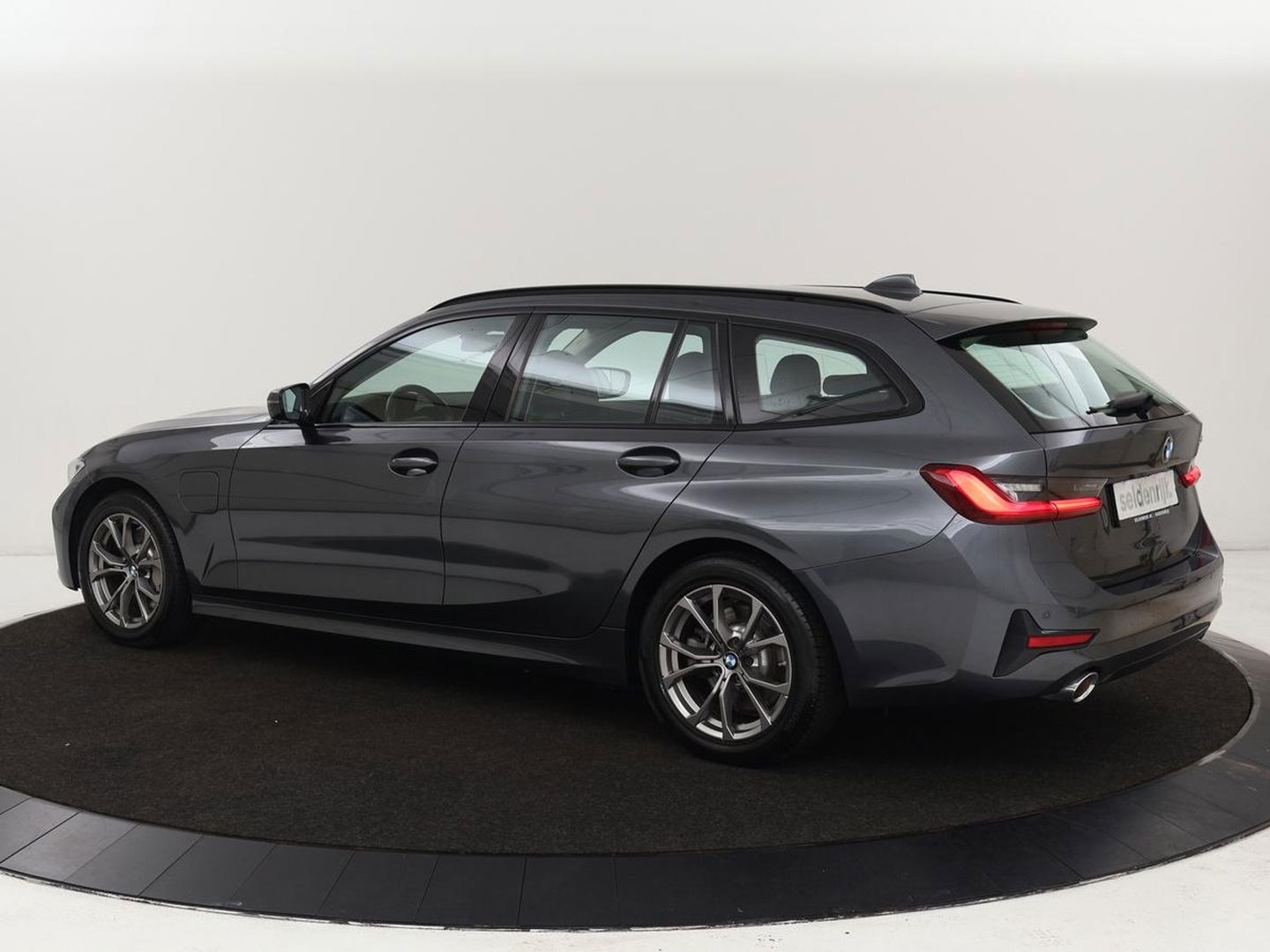 BMW 3-serie 330e Sport Line | Stoel & stuurverwarming | Adaptive cruise | Sportstoelen | Trekhaak | Carplay | Sfeerverlichting | Half leder | Navigatie | Full LED