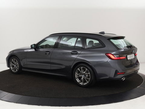 BMW 3-serie 330e Sport Line | Stoel & stuurverwarming | Adaptive cruise | Sportstoelen | Trekhaak | Carplay | Sfeerverlichting | Half leder | Navigatie | Full LED