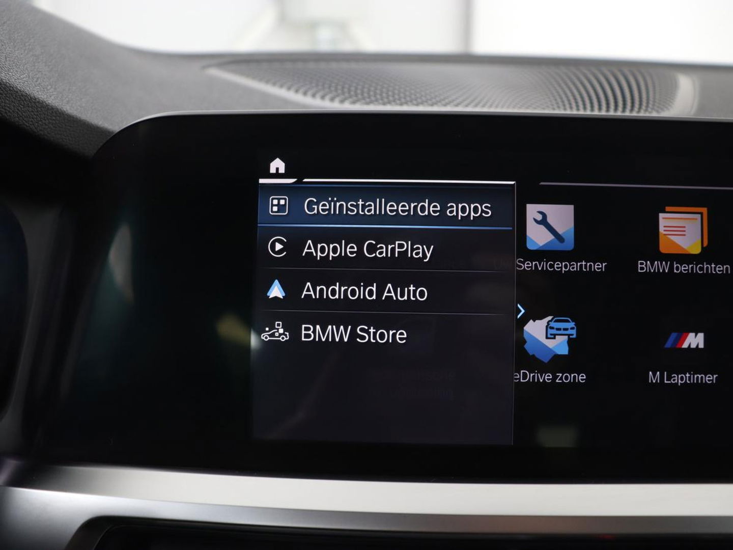 BMW 3-serie 330e Sport Line | Stoel & stuurverwarming | Adaptive cruise | Sportstoelen | Trekhaak | Carplay | Sfeerverlichting | Half leder | Navigatie | Full LED