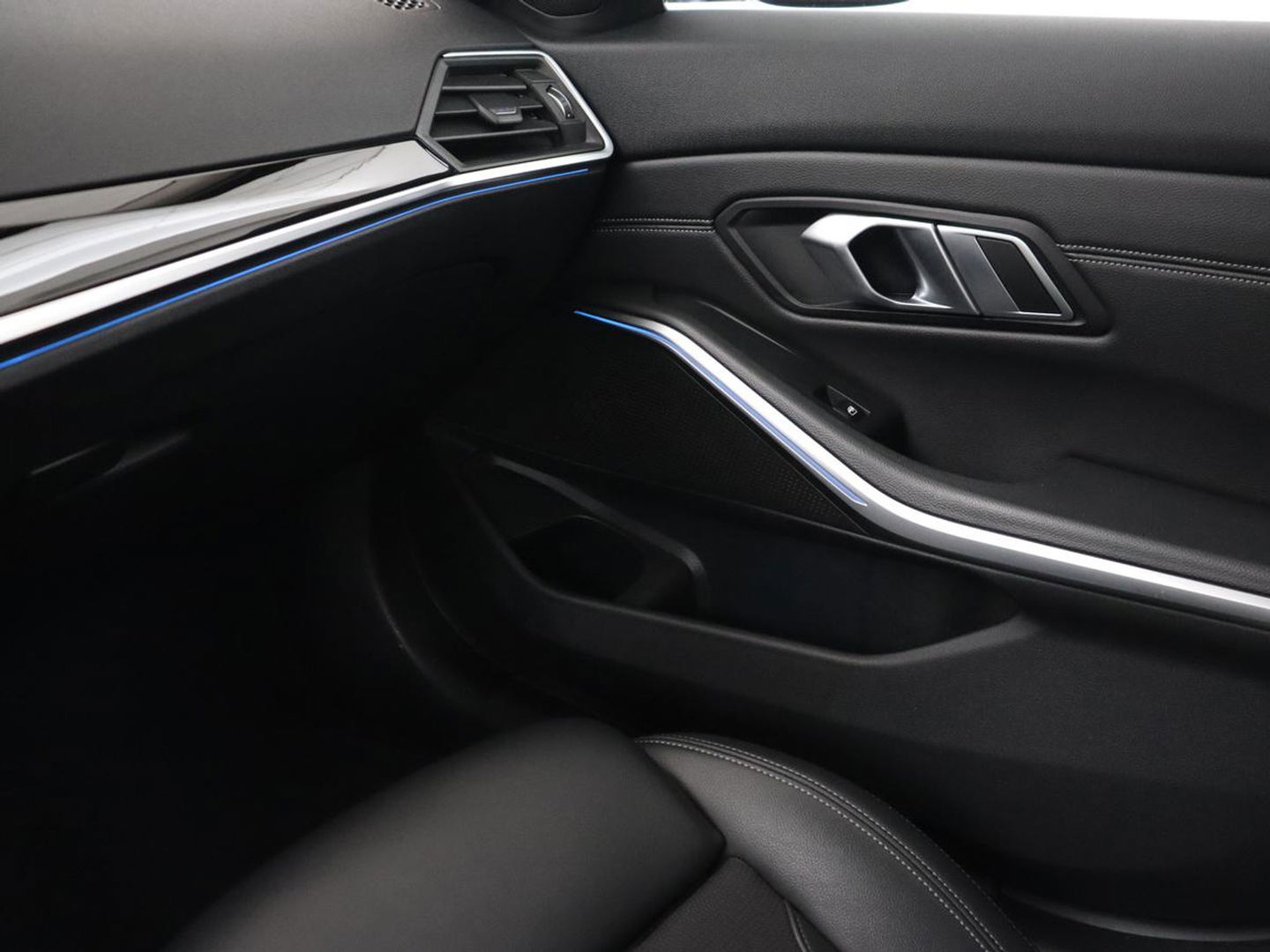 BMW 3-serie 330e Sport Line | Stoel & stuurverwarming | Adaptive cruise | Sportstoelen | Trekhaak | Carplay | Sfeerverlichting | Half leder | Navigatie | Full LED