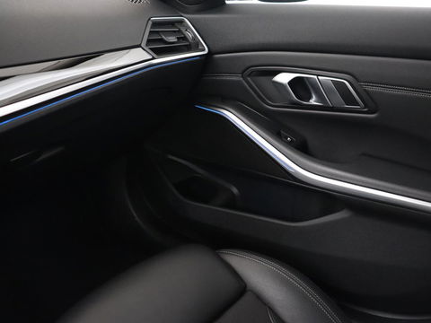 BMW 3-serie 330e Sport Line | Stoel & stuurverwarming | Adaptive cruise | Sportstoelen | Trekhaak | Carplay | Sfeerverlichting | Half leder | Navigatie | Full LED
