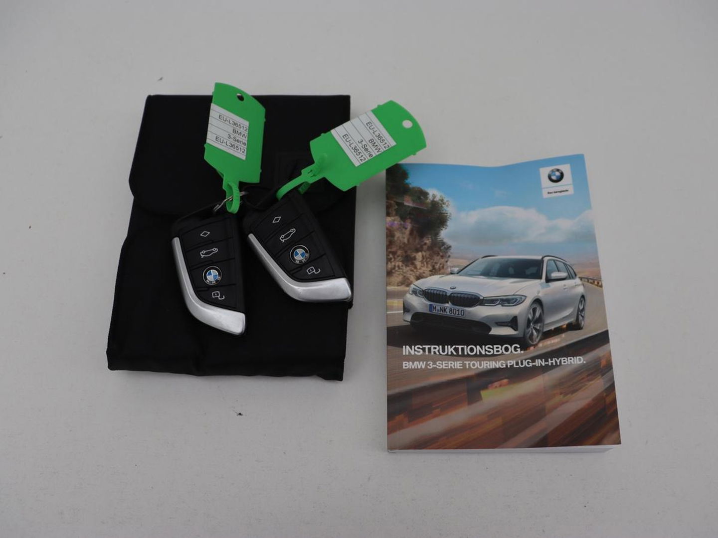 BMW 3-serie 330e Sport Line | Stoel & stuurverwarming | Adaptive cruise | Sportstoelen | Trekhaak | Carplay | Sfeerverlichting | Half leder | Navigatie | Full LED