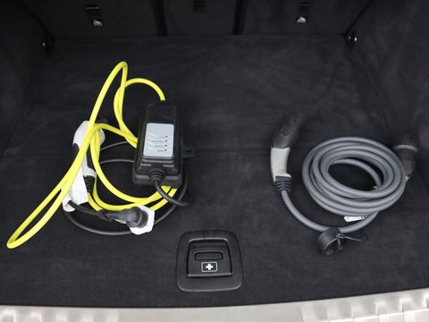 BMW 3-serie 330e Sport Line | Stoel & stuurverwarming | Adaptive cruise | Sportstoelen | Trekhaak | Carplay | Sfeerverlichting | Half leder | Navigatie | Full LED