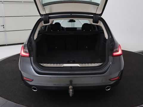 BMW 3-serie 330e Sport Line | Stoel & stuurverwarming | Adaptive cruise | Sportstoelen | Trekhaak | Carplay | Sfeerverlichting | Half leder | Navigatie | Full LED
