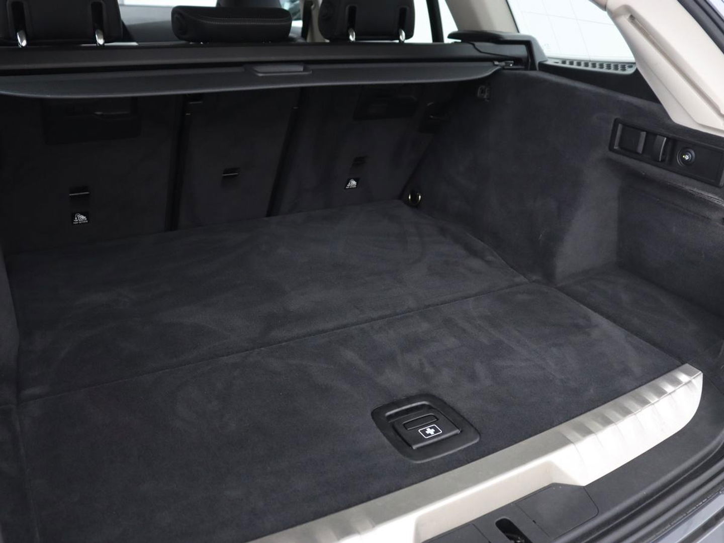 BMW 3-serie 330e Sport Line | Stoel & stuurverwarming | Adaptive cruise | Sportstoelen | Trekhaak | Carplay | Sfeerverlichting | Half leder | Navigatie | Full LED