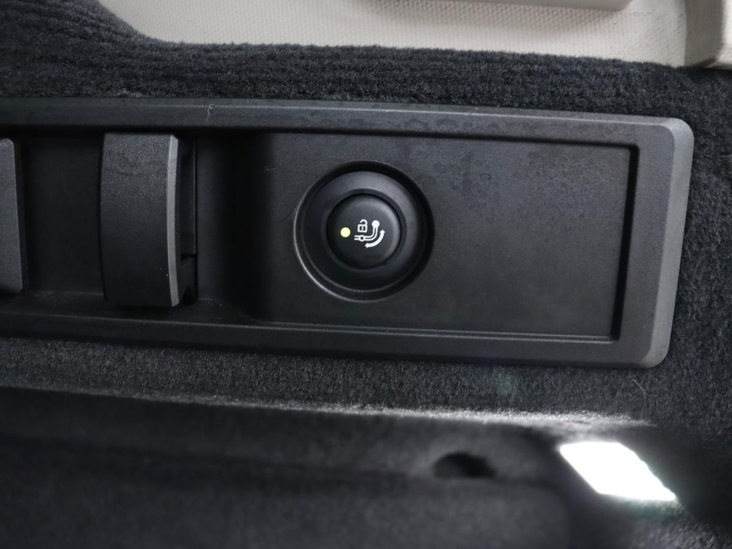 BMW 3-serie 330e Sport Line | Stoel & stuurverwarming | Adaptive cruise | Sportstoelen | Trekhaak | Carplay | Sfeerverlichting | Half leder | Navigatie | Full LED