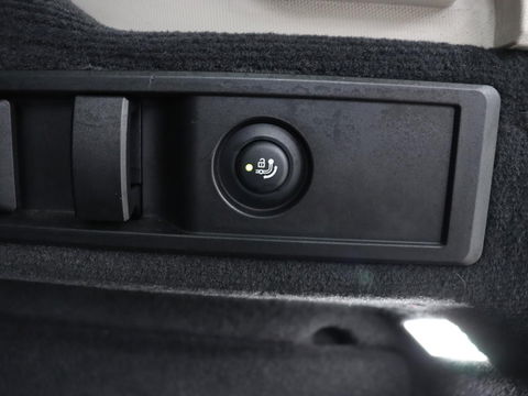 BMW 3-serie 330e Sport Line | Stoel & stuurverwarming | Adaptive cruise | Sportstoelen | Trekhaak | Carplay | Sfeerverlichting | Half leder | Navigatie | Full LED
