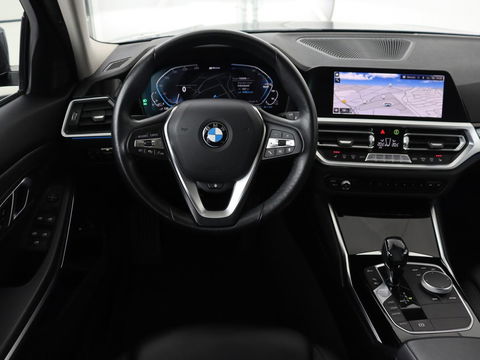 BMW 3-serie 330e Sport Line | Stoel & stuurverwarming | Adaptive cruise | Sportstoelen | Trekhaak | Carplay | Sfeerverlichting | Half leder | Navigatie | Full LED