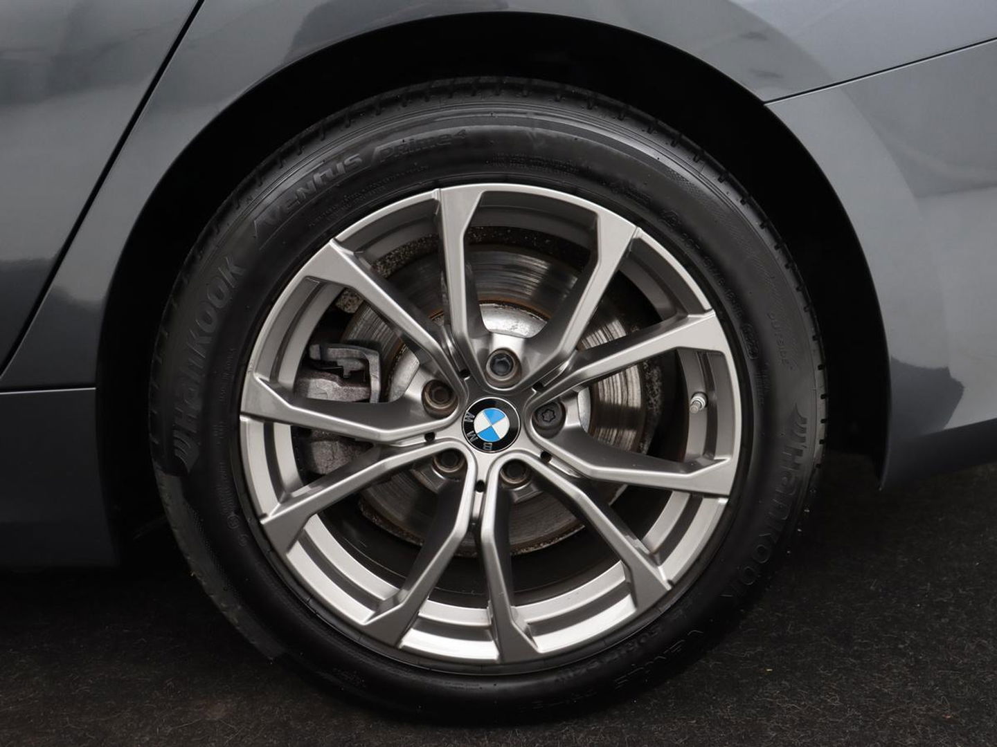 BMW 3-serie 330e Sport Line | Stoel & stuurverwarming | Adaptive cruise | Sportstoelen | Trekhaak | Carplay | Sfeerverlichting | Half leder | Navigatie | Full LED
