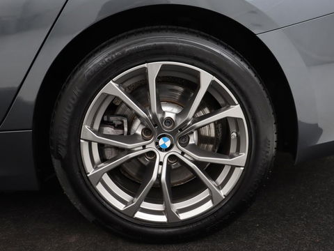 BMW 3-serie 330e Sport Line | Stoel & stuurverwarming | Adaptive cruise | Sportstoelen | Trekhaak | Carplay | Sfeerverlichting | Half leder | Navigatie | Full LED