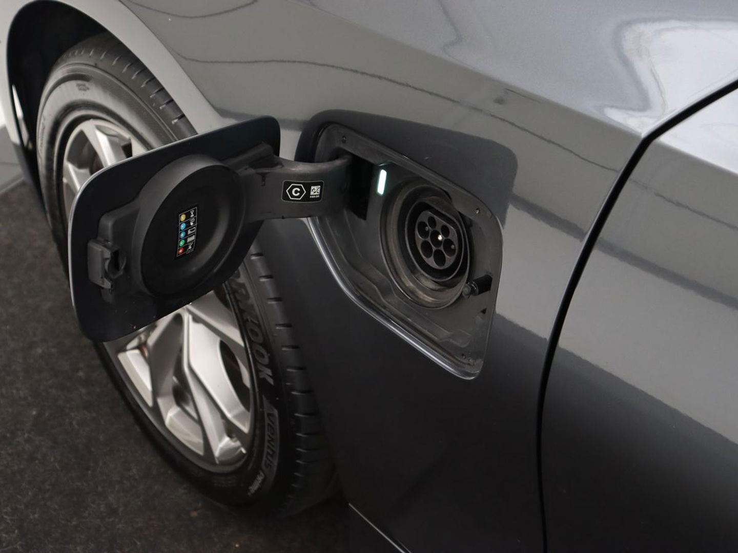 BMW 3-serie 330e Sport Line | Stoel & stuurverwarming | Adaptive cruise | Sportstoelen | Trekhaak | Carplay | Sfeerverlichting | Half leder | Navigatie | Full LED