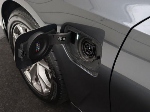BMW 3-serie 330e Sport Line | Stoel & stuurverwarming | Adaptive cruise | Sportstoelen | Trekhaak | Carplay | Sfeerverlichting | Half leder | Navigatie | Full LED