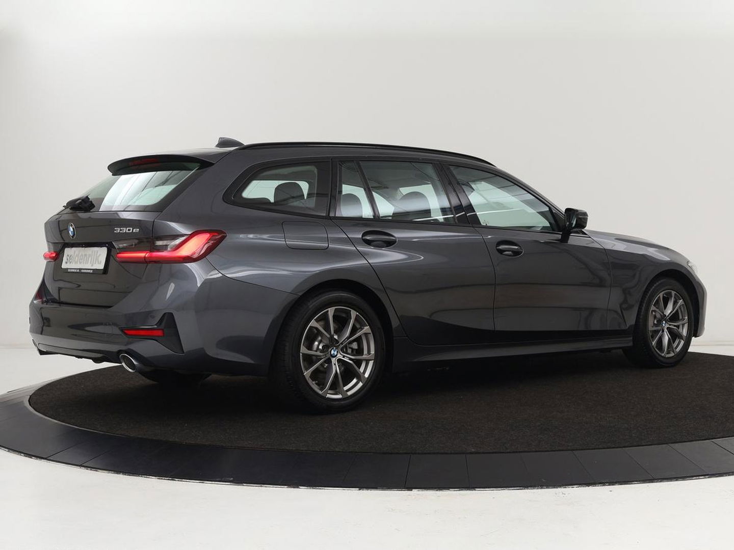 BMW 3-serie 330e Sport Line | Stoel & stuurverwarming | Adaptive cruise | Sportstoelen | Trekhaak | Carplay | Sfeerverlichting | Half leder | Navigatie | Full LED