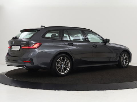 BMW 3-serie 330e Sport Line | Stoel & stuurverwarming | Adaptive cruise | Sportstoelen | Trekhaak | Carplay | Sfeerverlichting | Half leder | Navigatie | Full LED