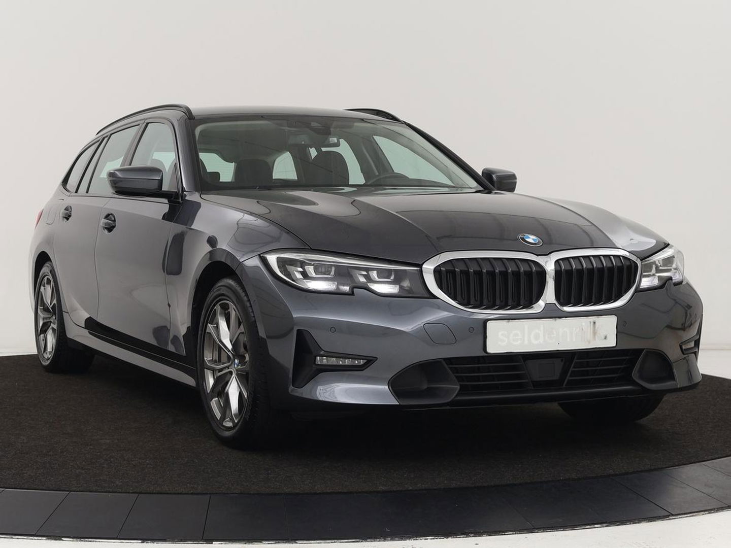 BMW 3-serie 330e Sport Line | Stoel & stuurverwarming | Adaptive cruise | Sportstoelen | Trekhaak | Carplay | Sfeerverlichting | Half leder | Navigatie | Full LED