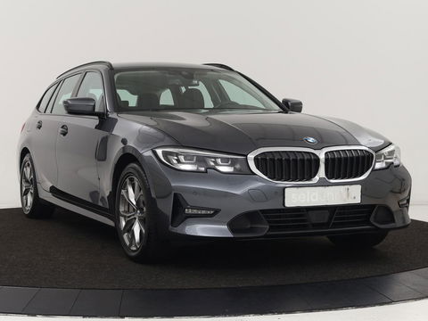 BMW 3-serie 330e Sport Line | Stoel & stuurverwarming | Adaptive cruise | Sportstoelen | Trekhaak | Carplay | Sfeerverlichting | Half leder | Navigatie | Full LED