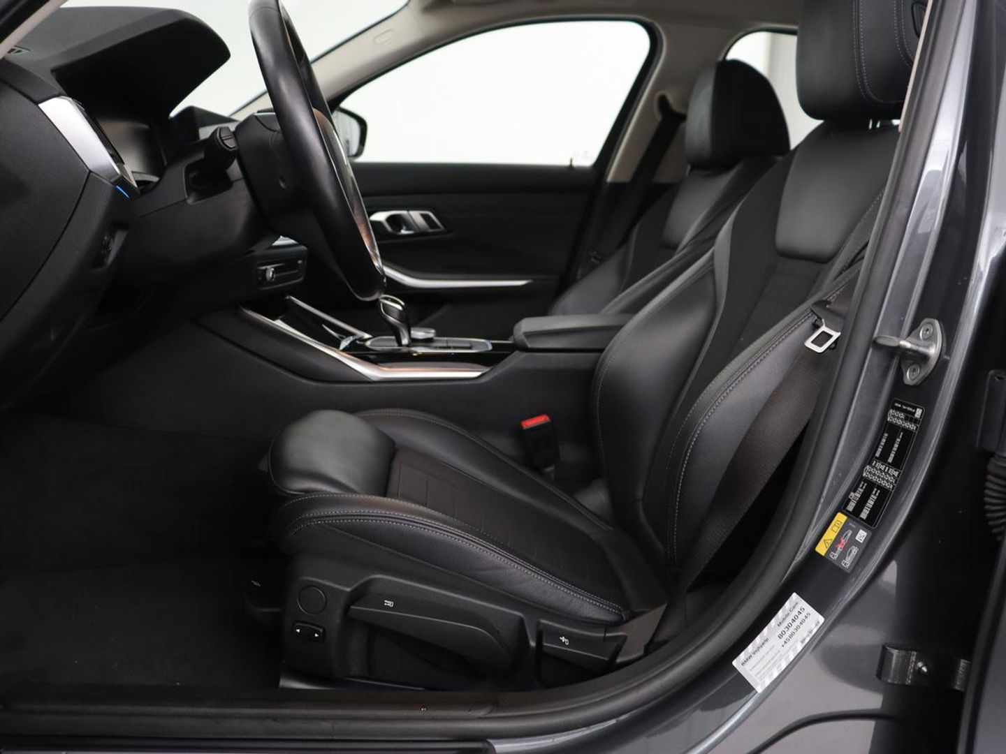 BMW 3-serie 330e Sport Line | Stoel & stuurverwarming | Adaptive cruise | Sportstoelen | Trekhaak | Carplay | Sfeerverlichting | Half leder | Navigatie | Full LED