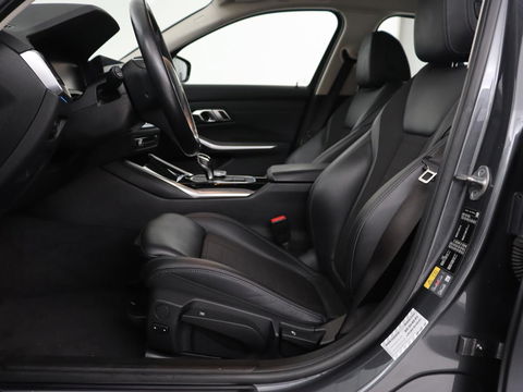 BMW 3-serie 330e Sport Line | Stoel & stuurverwarming | Adaptive cruise | Sportstoelen | Trekhaak | Carplay | Sfeerverlichting | Half leder | Navigatie | Full LED