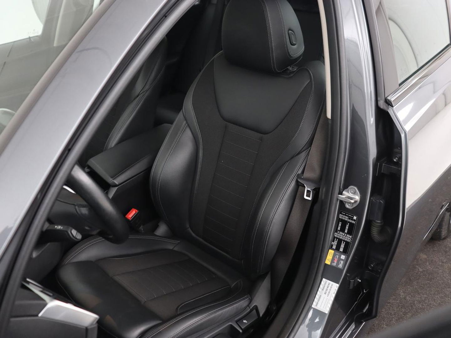 BMW 3-serie 330e Sport Line | Stoel & stuurverwarming | Adaptive cruise | Sportstoelen | Trekhaak | Carplay | Sfeerverlichting | Half leder | Navigatie | Full LED