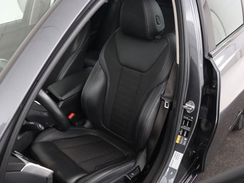 BMW 3-serie 330e Sport Line | Stoel & stuurverwarming | Adaptive cruise | Sportstoelen | Trekhaak | Carplay | Sfeerverlichting | Half leder | Navigatie | Full LED