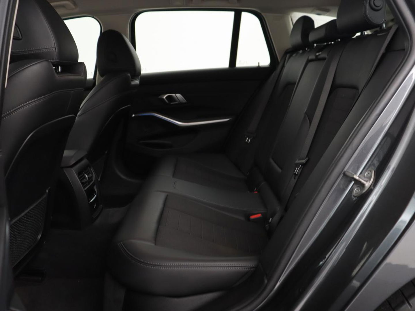 BMW 3-serie 330e Sport Line | Stoel & stuurverwarming | Adaptive cruise | Sportstoelen | Trekhaak | Carplay | Sfeerverlichting | Half leder | Navigatie | Full LED