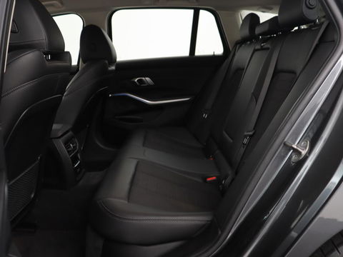 BMW 3-serie 330e Sport Line | Stoel & stuurverwarming | Adaptive cruise | Sportstoelen | Trekhaak | Carplay | Sfeerverlichting | Half leder | Navigatie | Full LED