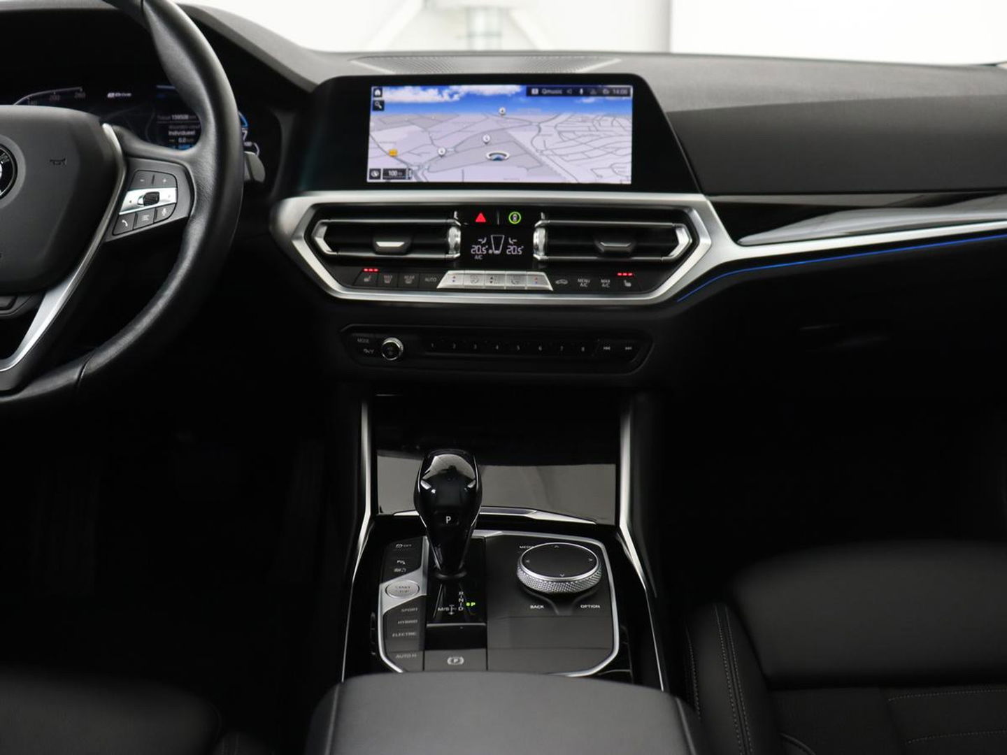 BMW 3-serie 330e Sport Line | Stoel & stuurverwarming | Adaptive cruise | Sportstoelen | Trekhaak | Carplay | Sfeerverlichting | Half leder | Navigatie | Full LED