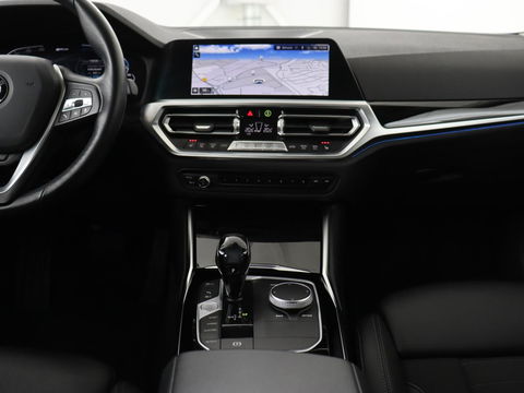 BMW 3-serie 330e Sport Line | Stoel & stuurverwarming | Adaptive cruise | Sportstoelen | Trekhaak | Carplay | Sfeerverlichting | Half leder | Navigatie | Full LED