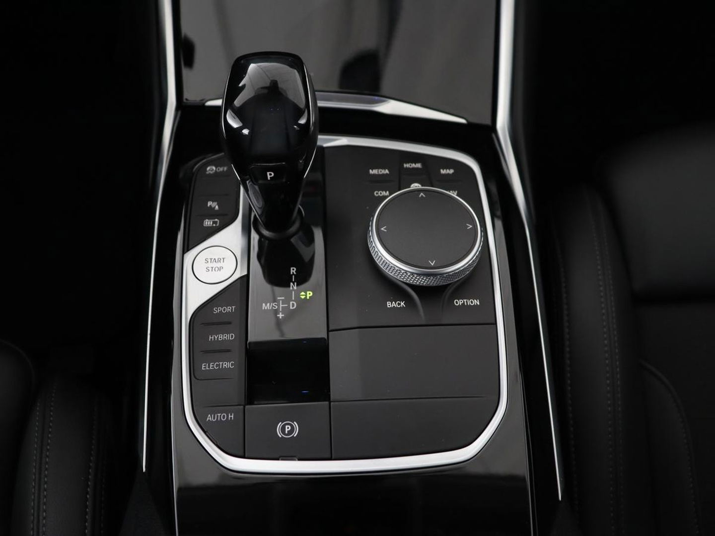BMW 3-serie 330e Sport Line | Stoel & stuurverwarming | Adaptive cruise | Sportstoelen | Trekhaak | Carplay | Sfeerverlichting | Half leder | Navigatie | Full LED