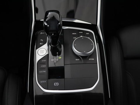 BMW 3-serie 330e Sport Line | Stoel & stuurverwarming | Adaptive cruise | Sportstoelen | Trekhaak | Carplay | Sfeerverlichting | Half leder | Navigatie | Full LED