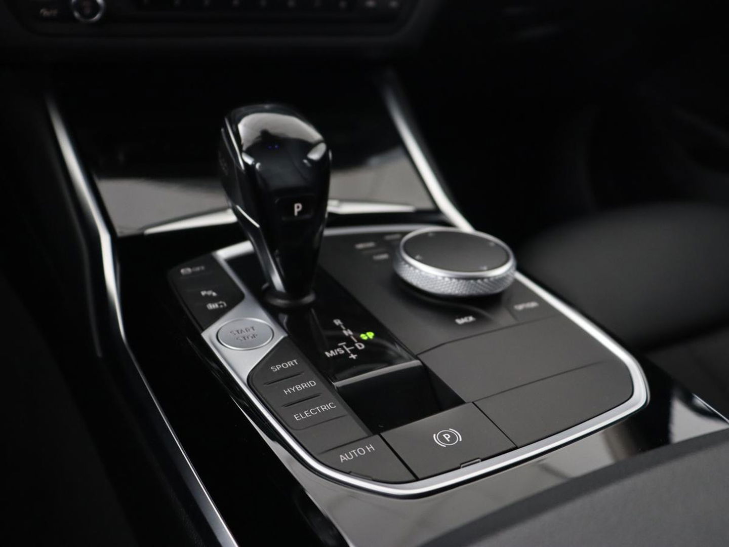 BMW 3-serie 330e Sport Line | Stoel & stuurverwarming | Adaptive cruise | Sportstoelen | Trekhaak | Carplay | Sfeerverlichting | Half leder | Navigatie | Full LED