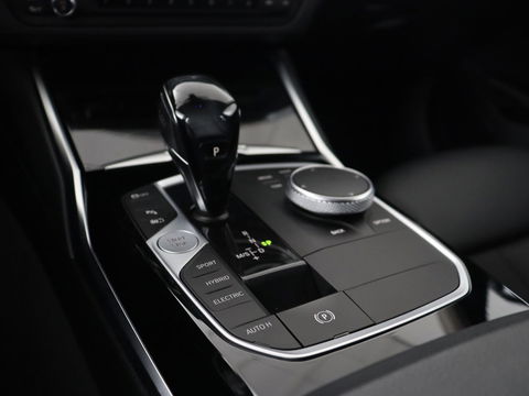 BMW 3-serie 330e Sport Line | Stoel & stuurverwarming | Adaptive cruise | Sportstoelen | Trekhaak | Carplay | Sfeerverlichting | Half leder | Navigatie | Full LED