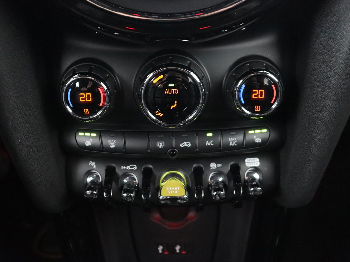 MINI Mini Electric Charged 33 kWh | Leder | Stoelverwarming | Head-Up | Harman/Kardon | Keyless | Full LED | Camera | Climate control | Cruise control