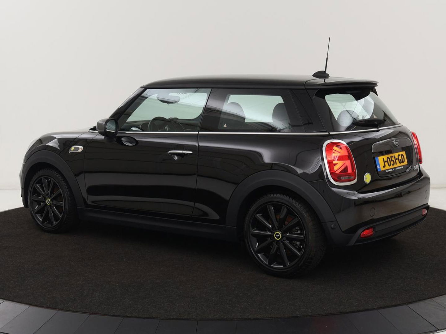 MINI Mini Electric Charged 33 kWh | Leder | Stoelverwarming | Head-Up | Harman/Kardon | Keyless | Full LED | Camera | Climate control | Cruise control