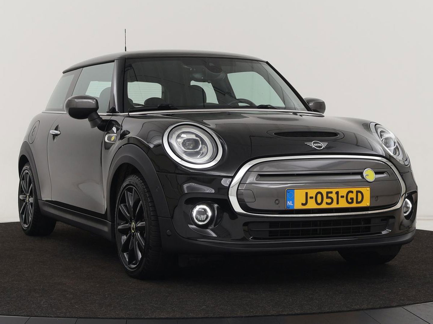 MINI Mini Electric Charged 33 kWh | Leder | Stoelverwarming | Head-Up | Harman/Kardon | Keyless | Full LED | Camera | Climate control | Cruise control