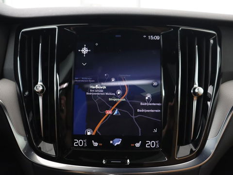 Volvo V60 2.0 T8 Recharge AWD Inscription | Panoramadak | Head-Up | Leder | Harman/Kardon | Trekhaak | Stoelverwarming | 360 Camera | Adaptive cruise | Carplay | Navigatie