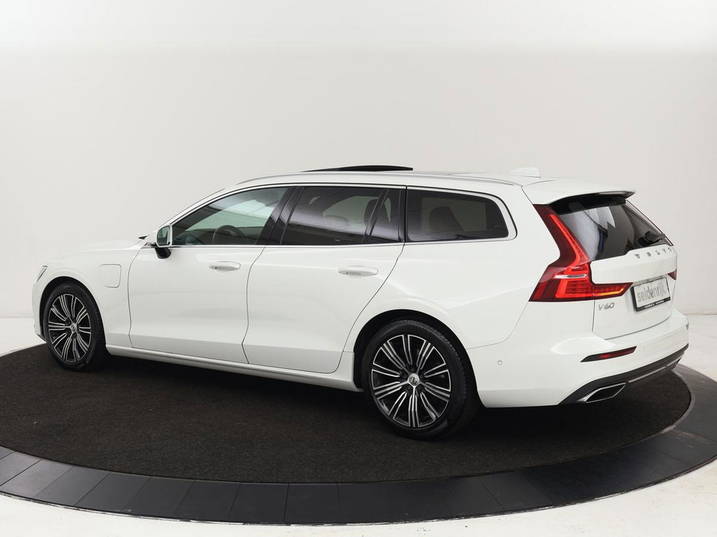 Volvo V60 2.0 T8 Recharge AWD Inscription | Panoramadak | Head-Up | Leder | Harman/Kardon | Trekhaak | Stoelverwarming | 360 Camera | Adaptive cruise | Carplay | Navigatie