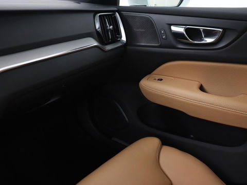 Volvo V60 2.0 T8 Recharge AWD Inscription | Panoramadak | Head-Up | Leder | Harman/Kardon | Trekhaak | Stoelverwarming | 360 Camera | Adaptive cruise | Carplay | Navigatie