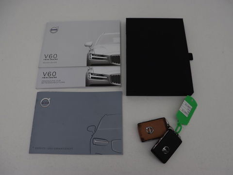 Volvo V60 2.0 T8 Recharge AWD Inscription | Panoramadak | Head-Up | Leder | Harman/Kardon | Trekhaak | Stoelverwarming | 360 Camera | Adaptive cruise | Carplay | Navigatie