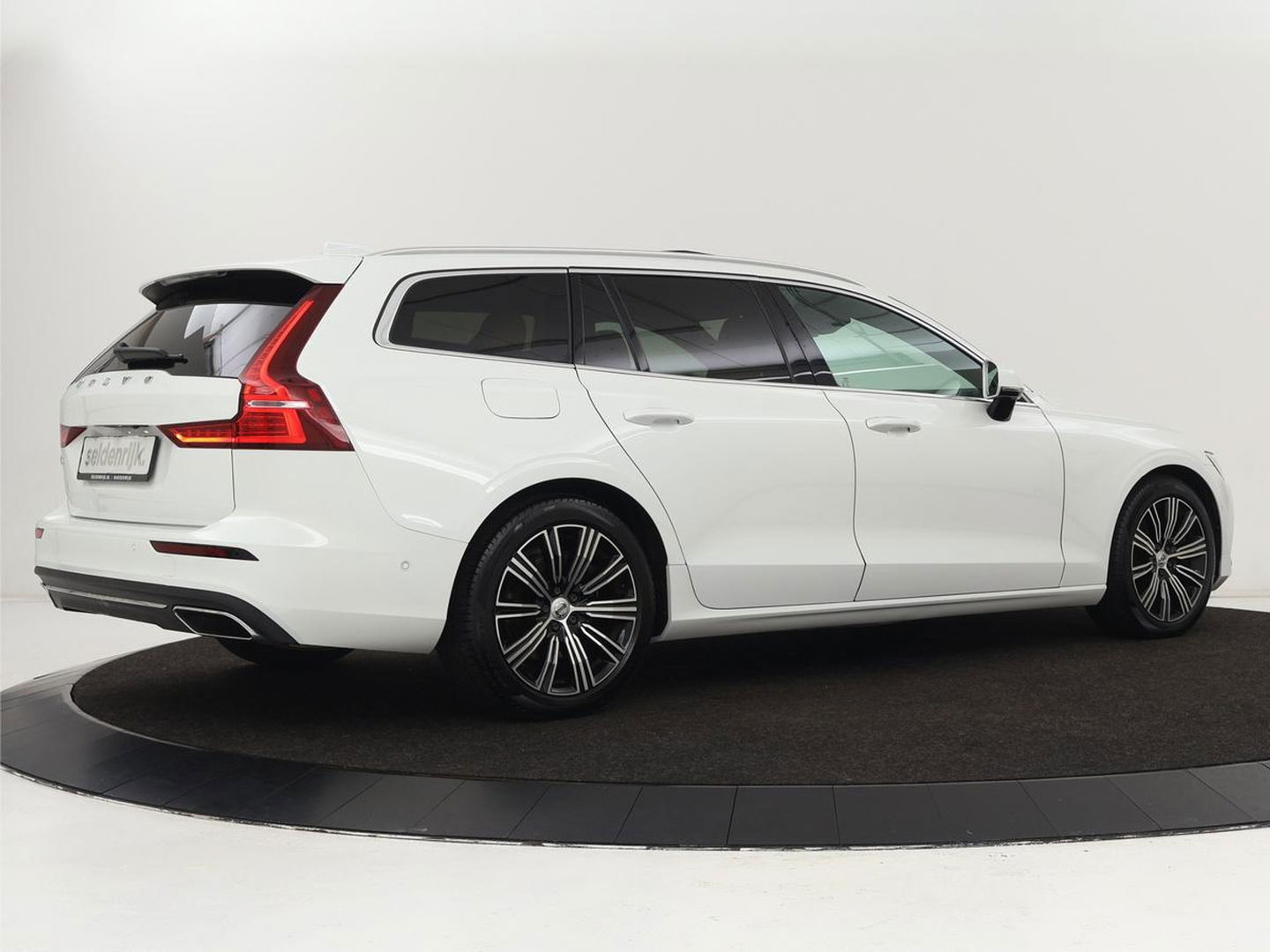 Volvo V60 2.0 T8 Recharge AWD Inscription | Panoramadak | Head-Up | Leder | Harman/Kardon | Trekhaak | Stoelverwarming | 360 Camera | Adaptive cruise | Carplay | Navigatie