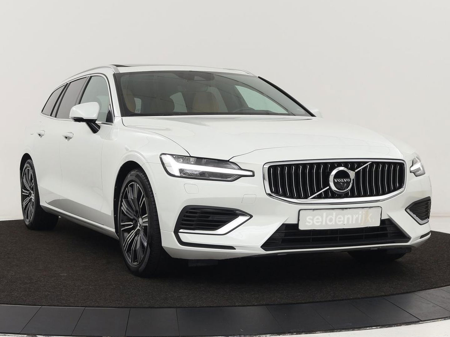 Volvo V60 2.0 T8 Recharge AWD Inscription | Panoramadak | Head-Up | Leder | Harman/Kardon | Trekhaak | Stoelverwarming | 360 Camera | Adaptive cruise | Carplay | Navigatie