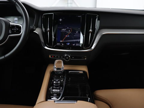 Volvo V60 2.0 T8 Recharge AWD Inscription | Panoramadak | Head-Up | Leder | Harman/Kardon | Trekhaak | Stoelverwarming | 360 Camera | Adaptive cruise | Carplay | Navigatie