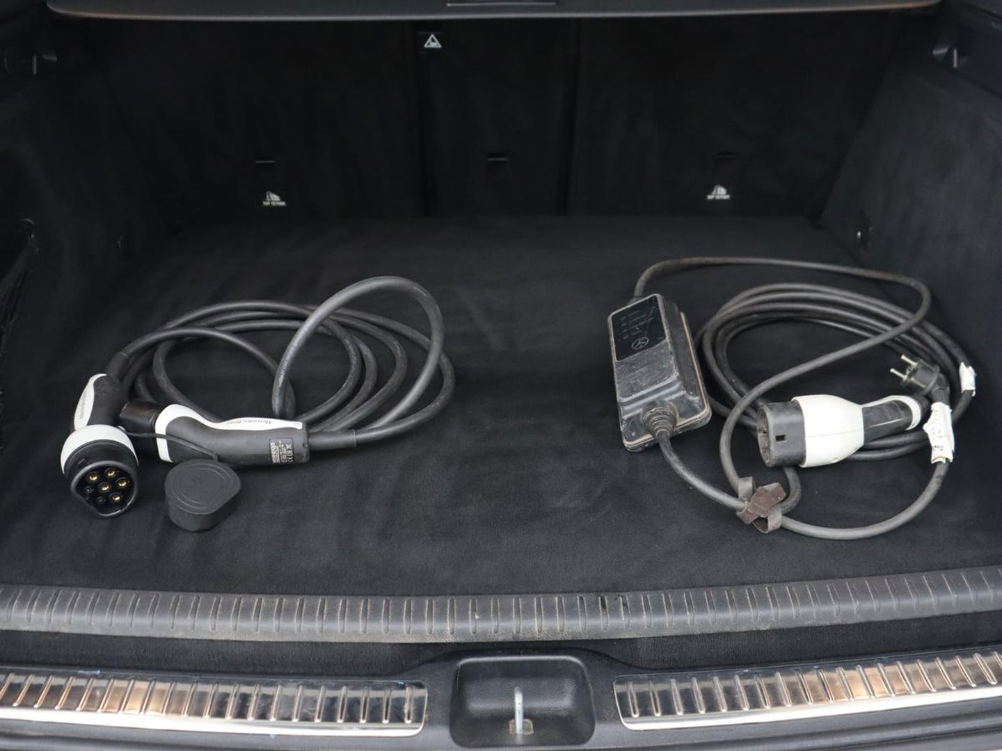 Mercedes-Benz GLC 300de 4MATIC AMG Night | Panoramadak | Adaptive cruise | Trekhaak | Stoelverwarming | Carplay | Leder/Alcantara | Digital Cockpit | 360 Camera | Park Assist