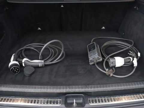 Mercedes-Benz GLC 300de 4MATIC AMG Night | Panoramadak | Adaptive cruise | Trekhaak | Stoelverwarming | Carplay | Leder/Alcantara | Digital Cockpit | 360 Camera | Park Assist