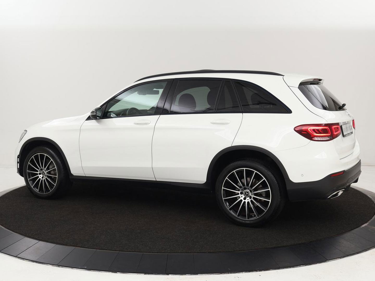 Mercedes-Benz GLC 300de 4MATIC AMG Night | Panoramadak | Adaptive cruise | Trekhaak | Stoelverwarming | Carplay | Leder/Alcantara | Digital Cockpit | 360 Camera | Park Assist