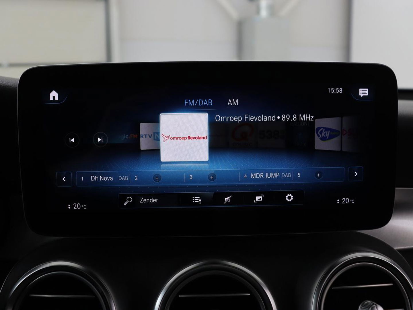 Mercedes-Benz GLC 300de 4MATIC AMG Night | Panoramadak | Adaptive cruise | Trekhaak | Stoelverwarming | Carplay | Leder/Alcantara | Digital Cockpit | 360 Camera | Park Assist