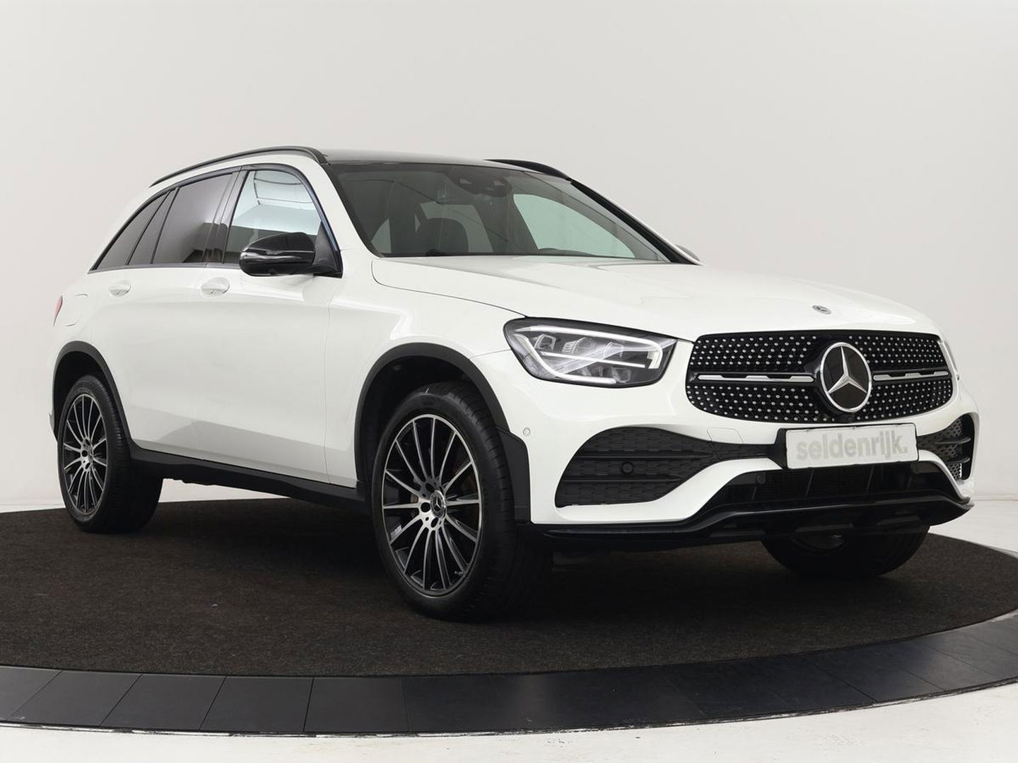 Mercedes-Benz GLC 300de 4MATIC AMG Night | Panoramadak | Adaptive cruise | Trekhaak | Stoelverwarming | Carplay | Leder/Alcantara | Digital Cockpit | 360 Camera | Park Assist